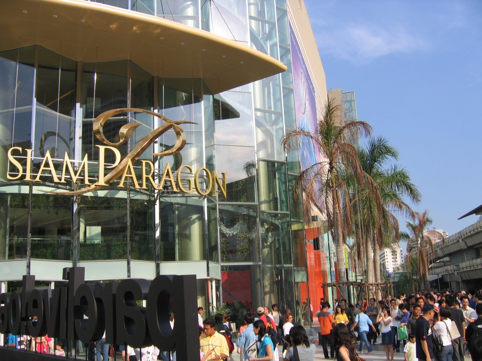 siam kempinski hotel, Siam Kempinski, The Lady in Red, luxury hotel bangkok, Henrik Yde Andersen, The Siam Kempinski 