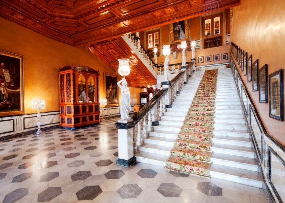 marble staircase - falaknuma hyderabad, luxury hotel Hyderabad, luxury palace hyderabad, Taj Falaknuma Palace Hyderabad, taj hotel hyderabad,